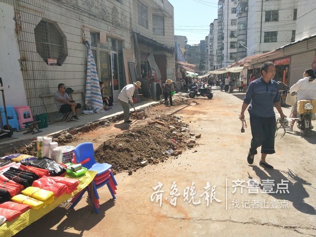 百货批发市场叫卖百货批发市场叫卖，繁华喧嚣中的独特韵律